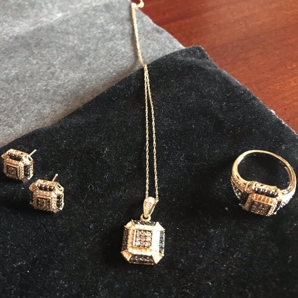 Jewelry - Jeweryl set.  Necklace, earrings and ring set.